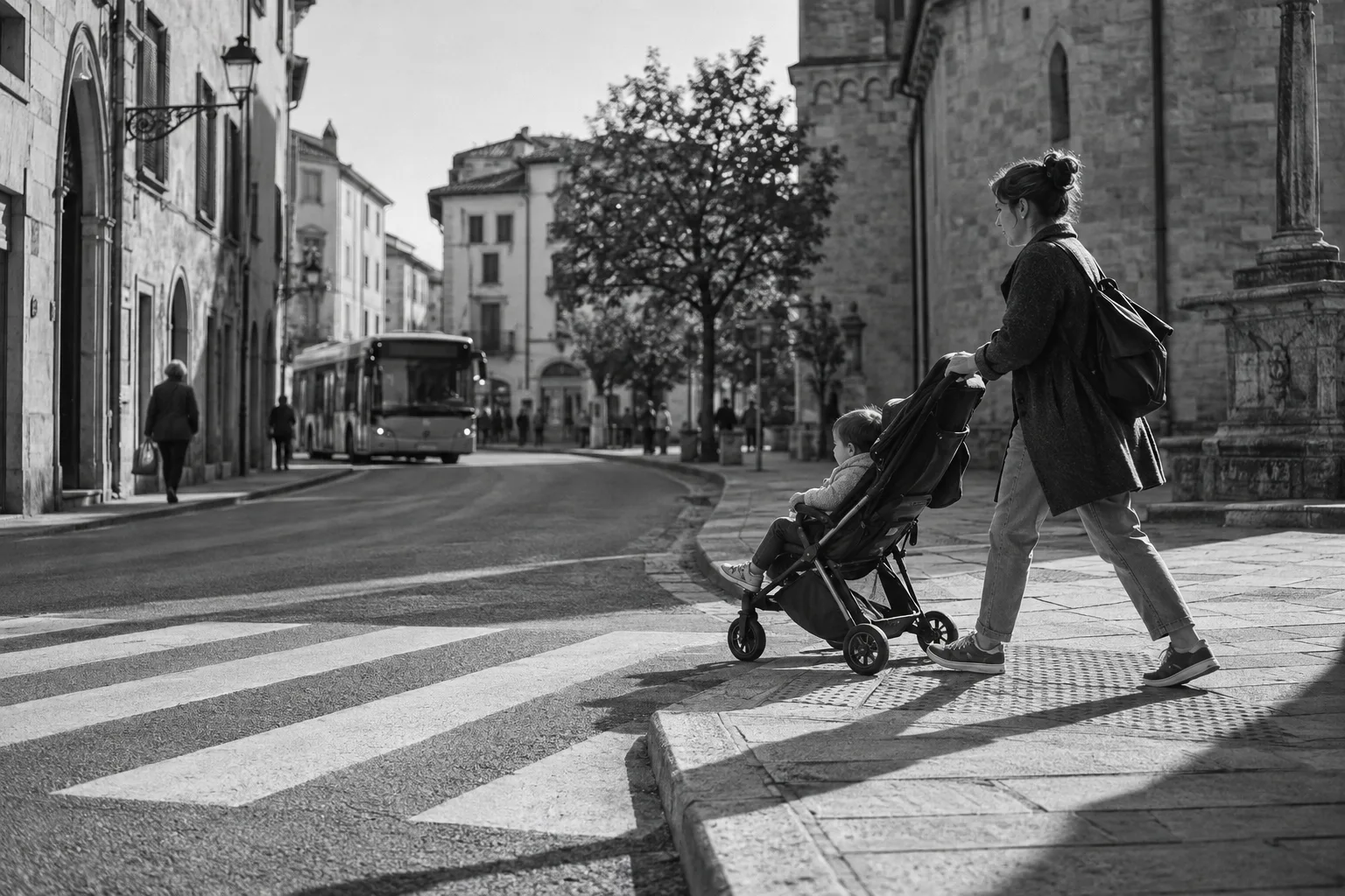 Immagine illustrativa: Una persona con un passeggino attraversa una strada